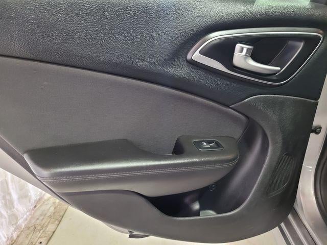 2016 Chrysler 200 LX FWD