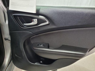 2016 Chrysler 200 LX FWD