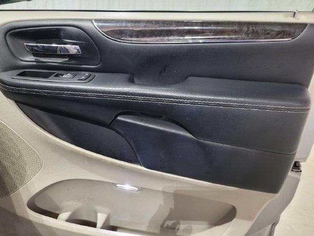 2016 Chrysler Town & Country Touring FWD