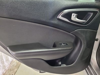 2016 Chrysler 200 LX