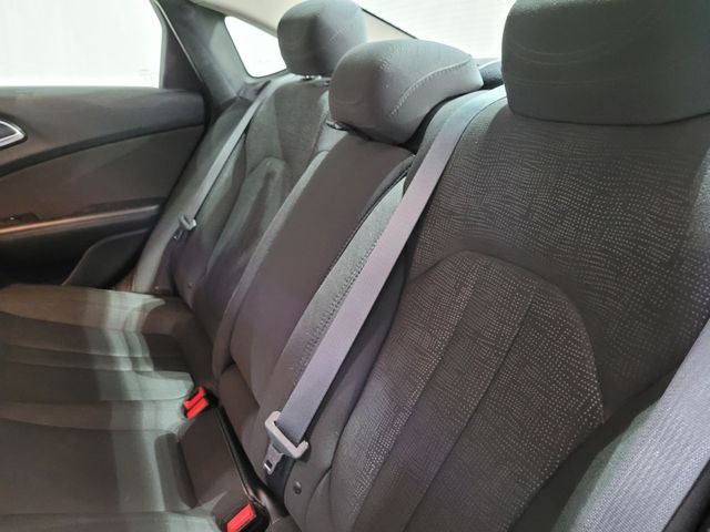 2016 Chrysler 200 LX