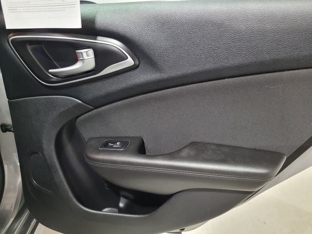 2016 Chrysler 200 LX