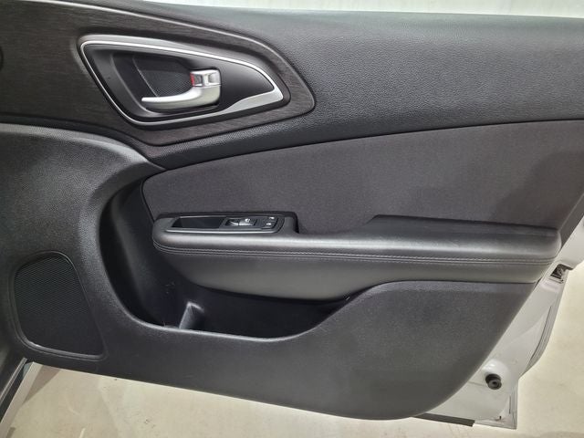 2016 Chrysler 200 LX