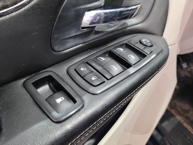 2014 Chrysler Town & Country Touring-L