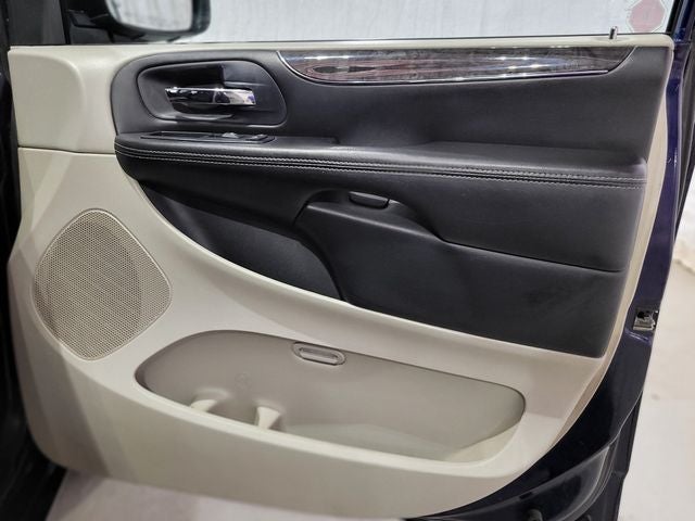 2014 Chrysler Town & Country Touring-L
