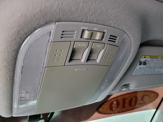 2010 Pontiac Vibe Base